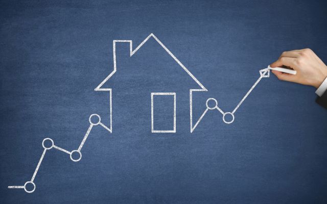 Il rialzo dei tassi fa scendere le richieste di mutui, sempre più famiglie in difficoltà con le rate