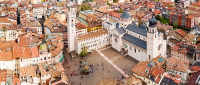 Vista panoramica aerea del Duomo di Trento