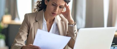 impiegato di amministrazione che gestisce fatture non pagate